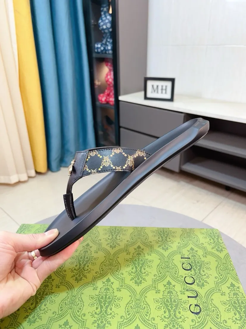 Men's shoes 💰260🌹🌹 (gucci-Gucci) New men's slippers, high-end boutique, made of cowhide, with exquisite embossed logo decoration on the upper, fine workmanship, super soft soles, casual, loose and comfortable, a must-have in summer! \nsize：38-44